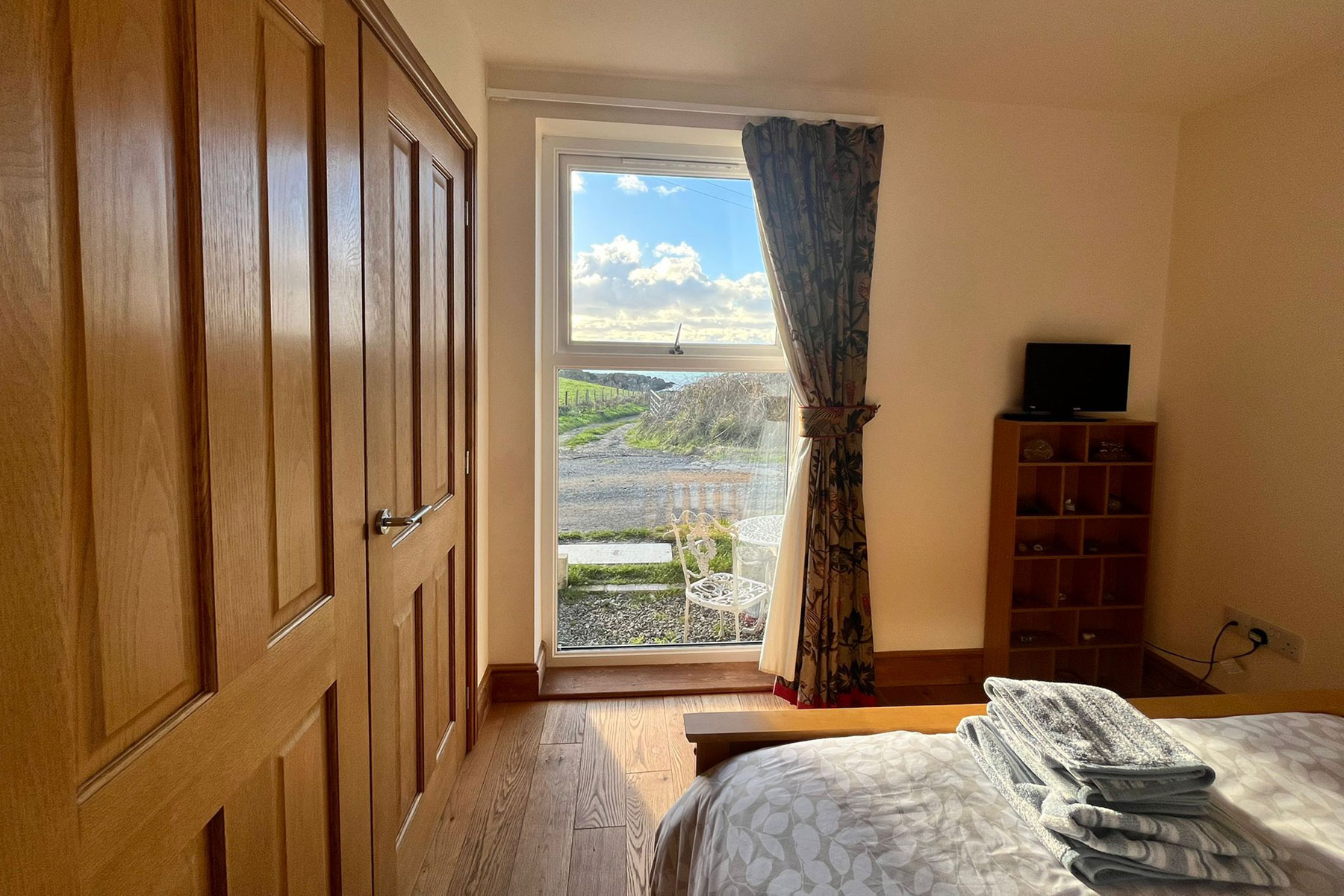 seascape-cottage-main-bedroom-3 seascape cottage main bedroom