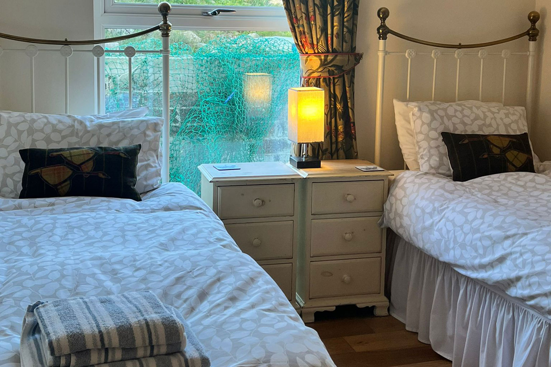 twin-bedroom-2-crop seascape cottage twin bedroom